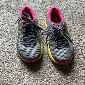 ASICS Gel-Cumulus kids sneaker, size 3.5 girls. Never worn.